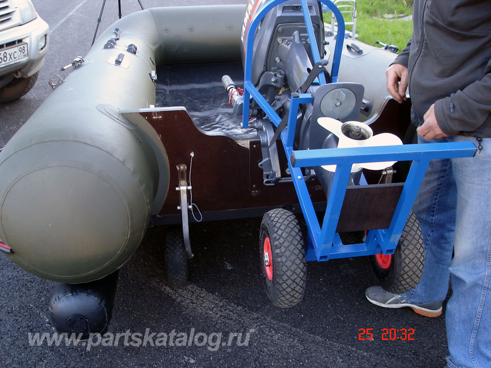 фиксируем нижнюю часть тележки болтами